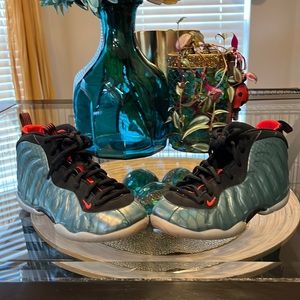 Boys size 1y green in color Nikes